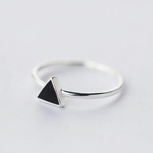 Anillo triangular negro de plata de ley, diseño geométrico minimalista con banda abierta 925