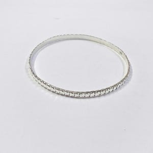 Bracciale rigido in argento testurizzato, bracciale Kada sottile e impilabile, gioiello elegante per tutti i giorni.