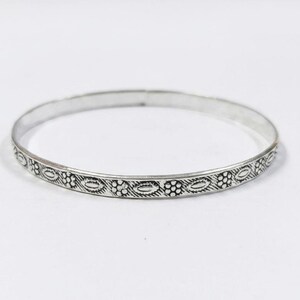 Bracciale rigido in argento, polsino floreale inciso, gioiello sottile impilabile per tutti i giorni.