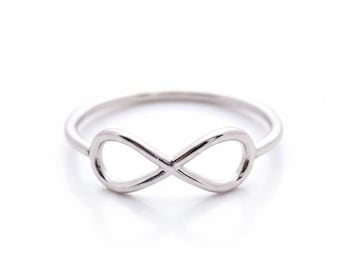 Minimalistisk silverring med oändlighetssymbol, elegant stapelband