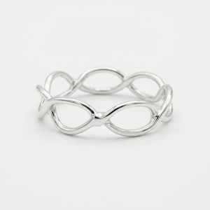 Anillo Infinity Loop de plata de ley: una alianza minimalista y moderna.