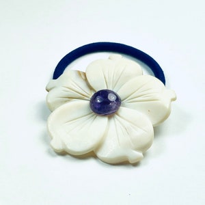 Crema de Amatista Madre Perla y Gemstone Plumeria Hair Tie