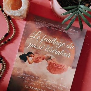 Peut inclure: Un livre intitulé "Le feuillage du passé libérateur" avec une illustration de femme, un arrosoir rose, un cristal et des perles de bois. La couverture du livre contient du texte en français. Les mots "Douce Étoile" sont en bas.