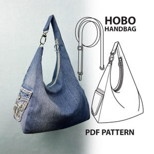Könnte beinhalten: Eine blaue Hobo-Handtasche aus Jeansstoff mit Reißverschluss und dekorativer Tasche. Die Tasche hat silberfarbene Metallgriffbefestigungen und einen langen Riemen. Das Bild enthält auch eine Strichzeichnung der Tasche und den Text "HOBO HANDBAG" und "PDF PATTERN".