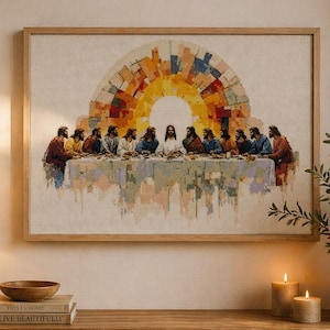 Può includere: Un'opera d'arte incorniciata raffigurante l'Ultima Cena, con figure sedute attorno a un tavolo. L'opera presenta uno sfondo astratto e colorato ed è esposta sopra una consolle in legno. Una lampada, candele e un vaso con piante sono anche sul tavolo.