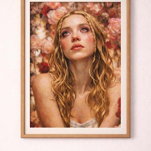Puede incluir: Una impresi&oacute;n art&iacute;stica enmarcada que presenta un retrato de una mujer con cabello rubio largo y ondulado y trenzas, mirando hacia arriba. El fondo es un enfoque suave de rosas rosas y rojas. La obra de arte est&aacute; en un marco de madera.