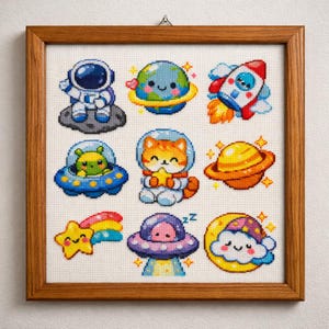 Pode incluir: Uma bordado em ponto cruz emoldurado com nove desenhos temáticos do espaço. Os desenhos incluem um astronauta, planetas, um foguete, um OVNI com um alienígena, um gato com traje espacial, uma estrela cadente e uma nuvem adormecida. A moldura é de madeira.