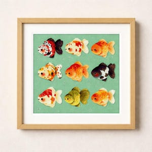 Pode incluir: Uma impressão emoldurada com nove ilustrações coloridas de peixes dourados em um fundo verde claro. Os peixes dourados variam em cor, incluindo vermelho, laranja, preto e amarelo, com padrões detalhados. A obra de arte está emoldurada em um passe-partout branco e uma moldura de madeira clara.