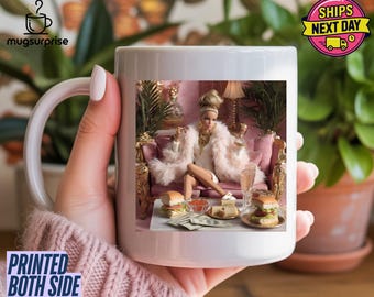 Caneca com meme de rosto de boneca princesa desgastado, caneca viral da internet, caneca cringe, presente engraçado de boneca princesa, rosto de boneca vintage desgastado dos anos 90, caneca de boneca