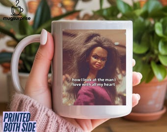 Caneca com meme de boneca em sofrimento, Caneca "Como eu olho para o meu homem", Caneca de boneca constrangedora, Presente gráfico engraçado para marido e esposa, Presente vintage dos anos 90 com boneca malvada