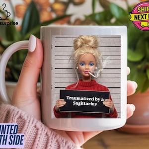 Taza con cara de muñeca fumando angustiada, traumatizada por un Sagitario, regalo moderno para muñecas, regalo divertido del zodíaco Sagitario, cara de muñeca vergonzosa vintage de los 90