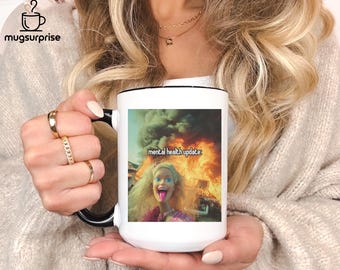 Caneca com meme de rosto de boneca angustiado, presente para atualização sobre saúde mental, caneca viral da internet, caneca cringe, caneca de boneca engraçada, rosto de boneca vintage dos anos 90, caneca de boneca