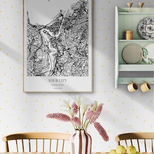 Peut inclure: Une affiche encadrée en noir et blanc d'une carte de ville avec le texte "YOUR CITY" et "YOUR TEXT". Un vase avec des fleurs roses et blanches est posé sur une nappe à carreaux. Une étagère avec des assiettes et des tasses est visible.