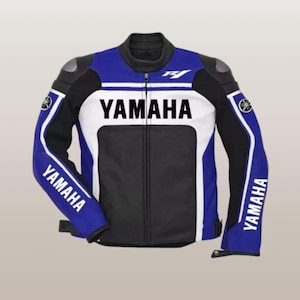 Pode incluir: Casaco de motociclismo Yamaha em preto, branco e azul. O casaco apresenta o logótipo Yamaha no peito e nas mangas. Possui um fecho de correr completo e uma gola alta. O casaco tem proteções nos ombros.