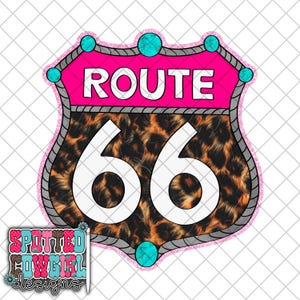 Może przedstawiać: Projekt znaku Route 66 z różowym tłem i środkiem z nadrukiem w cętki. Znak zawiera słowo "ROUTE" i liczbę "66" w kolorze białym. Znak jest obrysowany na szaro z turkusowymi akcentami i tekstem "Spotted Cowgirl Designs".