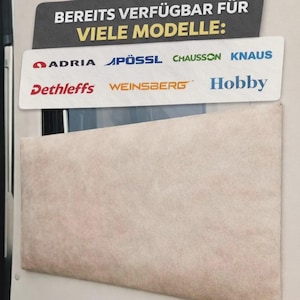 Könnte beinhalten: Ein rechteckiges beiges Stoffpaneel an einer Fläche, darüber ein Schild mit dem Text BEREITS VERFÜGBAR FÜR VIELE MODELLE sowie eine Liste von Markenlogos, darunter Adria, Pössl, Chausson, Knaus, Dethleffs, Weinsberg und Hobby.