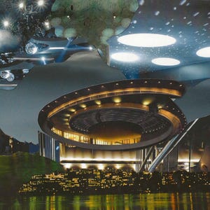 Könnte beinhalten: Eine künstlerische Collage mit einer futuristischen Stadtlandschaft mit einem großen, kreisförmigen Gebäude und einem spiralförmigen Design. Das Bild zeigt einen Nachthimmel mit Lichtern und ein Gewässer, das die Lichter der Stadt reflektiert.
