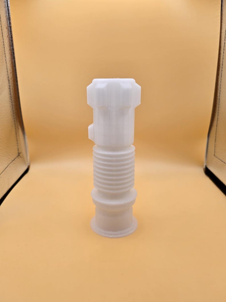 Pu&ograve; includere: Oggetto cilindrico bianco con corpo scanalato e parte superiore strutturata. L'oggetto ha una base svasata e una serie di scanalature orizzontali. Il design &egrave; geometrico e moderno, con un'estetica pulita e minimalista.