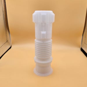 Pu&ograve; includere: Tappo per bottiglia bianco di forma cilindrica. Presenta una sezione inferiore scanalata e una parte superiore dettagliata. Realizzato in materiale opaco e solido, &egrave; progettato per adattarsi all'apertura di una bottiglia. Design semplice e funzionale.