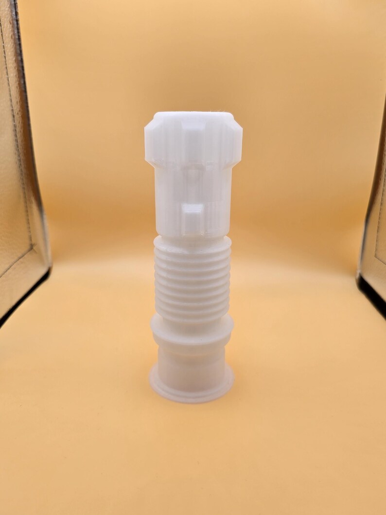 Pu&ograve; includere: Tappo per bottiglia bianco di forma cilindrica. Presenta una sezione inferiore scanalata e una parte superiore dettagliata. Realizzato in materiale opaco e solido, &egrave; progettato per adattarsi all'apertura di una bottiglia. Design semplice e funzionale.