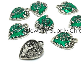 Dije de trébol con esmalte verde en plata antigua (x6)