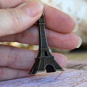 Pendentif charm Tour Eiffel - Laiton antique (2) image 4