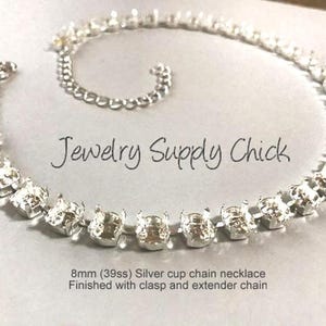 Puede incluir: Collar de cadena de copa plateada con copas de 8 mm (39ss), acabado con cierre y cadena extensora. El collar se muestra sobre un fondo claro. También se ve el texto "Jewelry Supply Chick".