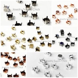 Pode incluir: Conjunto de engastes metálicos prateados, dourados e de cobre para a fabricação de joias. Cada engaste tem uma forma quadrada com um furo redondo no centro e dois laços na parte superior. Os engastes estão dispostos em filas sobre um fundo branco. O texto "Jewelry Supply Chick" aparece na imagem.