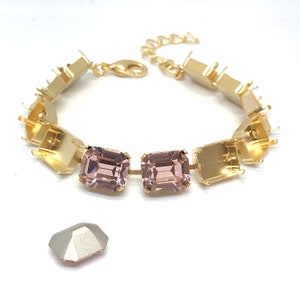 Puede incluir: Pulsera dorada con piedras preciosas rectangulares de color púrpura claro. La pulsera tiene una delicada cadena y cierre de broche. También hay una gema suelta y facetada, que muestra el diseño.