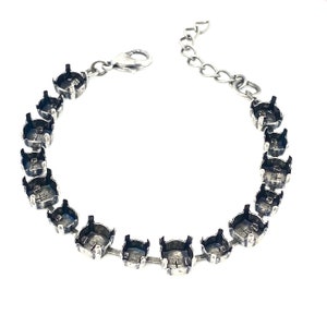 Puede incluir: Pulsera de plata con cadena y múltiples engastes para piedras redondas.