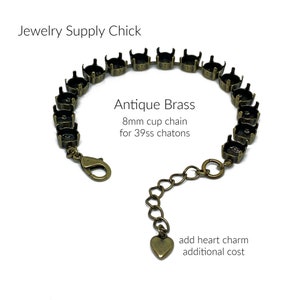 Puede incluir: Pulsera de cadena de copa de latón antiguo con una cadena de copa de 8 mm para chatones 39ss. La pulsera tiene un cierre de mosquetón y una cadena ajustable con un dije de corazón. El texto en la imagen dice "Jewelry Supply Chick" y "add heart charm additional cost."
