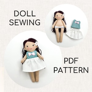 Op de afbeelding: Een handgemaakte pop met donker haar, een witte bloem en een blauwe jurk met een roze strik. De afbeelding toont ook een pop zonder kleren en een aparte blauwe top en witte rok. Tekst luidt "DOLL SEWING" en "PDF PATTERN".