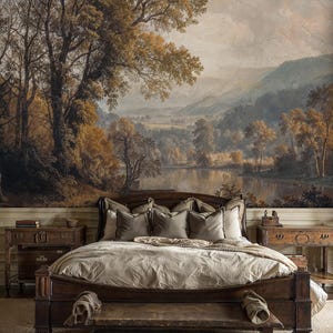 Puede incluir: Un dormitorio con una cama grande de madera oscura, ropa de cama de tonos neutros y un cabecero arqueado. La pared detrás de la cama presenta un mural paisajístico de un bosque y un lago. Dos mesitas de noche de madera flanquean la cama.