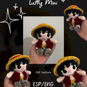 Puede incluir: Muñeco Luffy Mini tejido a ganchillo, con sombrero de paja amarillo, pelo negro, chaleco rojo y pantalones cortos azules. La imagen incluye el texto "Luffy Mini" y "PDF Pattern ESP/ENG".