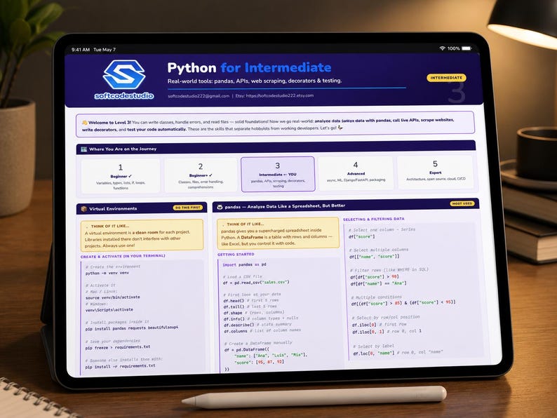 以下が含まれることがあります： デジタルタブレットには、「Python for Intermediate」というタイトルのPythonチュートリアルが表示されています。画面にはコード例と図が表示されています。タブレットは、スタイラス付きの木製の表面にあります。