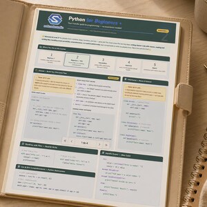 Puede incluir: Un archivador de cuero sintético beige abierto a una guía impresa titulada "Python for Beginners". La guía presenta secciones sobre los fundamentos de la programación, con ejemplos de código y diagramas. Un bolígrafo, un bloc de notas y una taza son visibles.