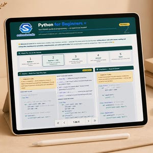 以下が含まれることがあります： プログラミングコードの例が示された「Python for Beginners +」というタイトルのウェブページを表示する白いタブレット。画面には緑と青の見出しがあり、「softcodestudio」というテキストが表示されています。白いスタイラスがタブレットの下に置かれています。