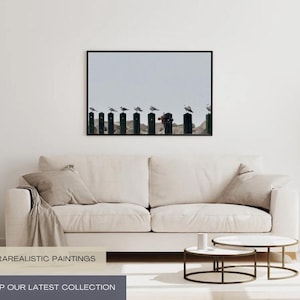 Gaviotas posadas en postes. Foto del monumento conmemorativo de Fort Fisher.