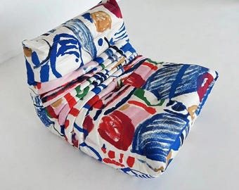 Chaise Graffiti Togo, assise artistique en daim et velours