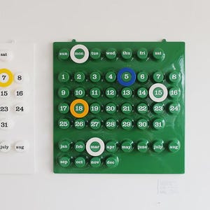 Modern evig väggkalender: 1970-talsinspirerad "ring a date"-dekoration för återanvändbar hemmakontor