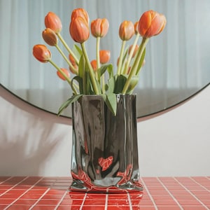 Krom Keramik Blomvas – Modern Silver Ruffled Vas, Elegant Mittpunkt för Blommor, Konstnärlig Dekorativ Heminredning