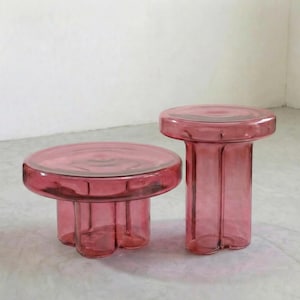 Mundgeblasener Rosa Glas Beistelltisch | Skulpturale Blütenblatt-Basis-Akzent-Tisch