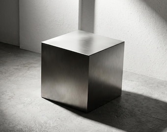 Mesa auxiliar cuadrada cúbica de acero inoxidable color sable: Mesa auxiliar Bauhaus de bronce cepillado