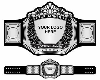 Op de afbeelding: Een zwart-zilveren kampioenschapsriem met een centraal schild met vleugels, een kroonpictogram en de tekst TOP BANNER, YOUR LOGO HERE en BOTTOM BANNER. Het ontwerp bevat zijplaten en een riem met meerdere verstelbare gaten.