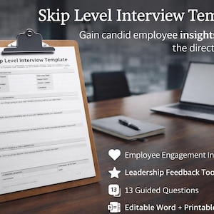 Puede incluir: Un portapapeles con un formulario "Skip Level Interview Template" se muestra en una mesa de madera. El texto "Gain candid employee insights beyond the direct manager" está encima del formulario. El texto adicional incluye "Employee Engagement Insights", "Leadership Feedback Tool", "13 Guided Questions" y "Editable Word + Printable PDF".