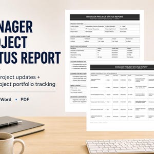 Pode incluir: Uma configuração de mesa com um documento "MANAGER PROJECT STATUS REPORT". O relatório é exibido em um fundo branco com texto preto. A imagem também inclui uma xícara de café, uma caneta, um caderno, uma pequena planta e um teclado.