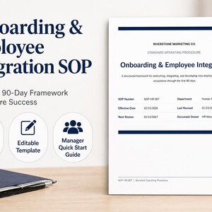 Può includere: Un documento intitolato "Onboarding & Employee Integration SOP" con un quadro strutturato di 90 giorni per le nuove assunzioni. Il documento include un SOP di 9 pagine, un modello modificabile e una guida rapida per il manager. Un taccuino blu chiuso e una penna sono sulla scrivania.