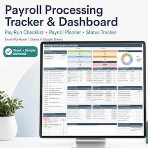 Puede incluir: Un monitor de computadora muestra un libro de Excel de seguimiento y panel de control de nómina. La pantalla presenta una lista de verificación, un planificador y un rastreador de estado con tablas, un gráfico circular e indicadores.