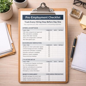 Könnte beinhalten: Ein Klemmbrett mit einer Checkliste für die Vorbeschäftigung mit dem Titel "Pre-Employment Checklist". Die Checkliste umfasst Abschnitte für die Angebotsannahme, die Hintergrundüberprüfung, die IT-Einrichtung und die Anmeldung zu Leistungen.