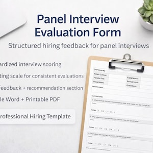 Könnte beinhalten: Ein Klemmbrett mit einem Panel-Interview-Evaluierungsformular, ein Laptop, ein Stift, eine kleine Topfpflanze und eine Tasse Kaffee liegen auf einer weißen Oberfläche. Das Formular enthält Abschnitte für die Bewertung und das Feedback.